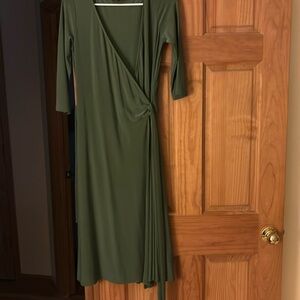 Woman’s wrap dress. 3/4 sleeve. Mid length. Jones. Size 8. Green